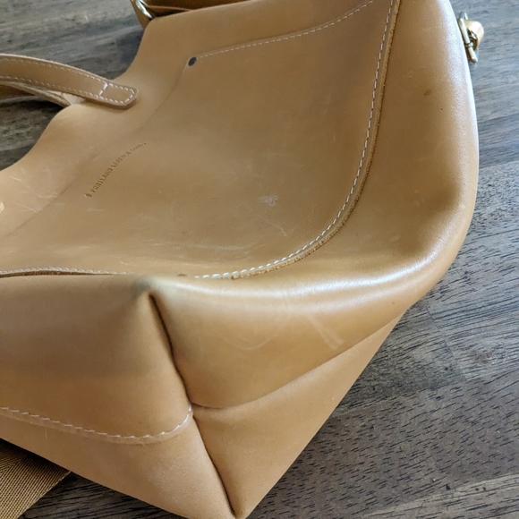 Portland Lather, medium crossbody tote - Picture 7 of 15